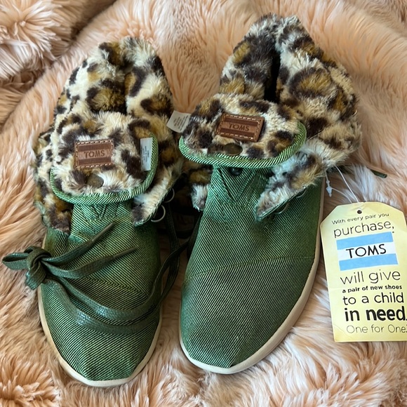 Tom’s high tops with fur. BNWT Women’s size 6.5 - Picture 1 of 5